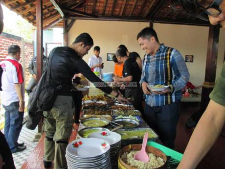 makan-siang-fun-riding-blogger-honda-bikers-dat-2015-pertamax7.com-1