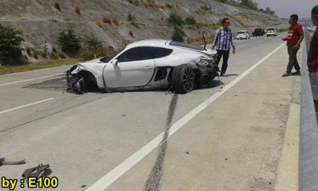 Mobil Mewah Porsche Cayman Ringsek Kecelakaan di Tol Pandaan Surabaya 03 pertamax7.com