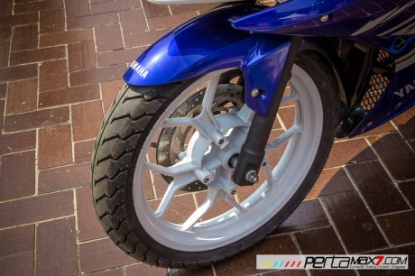 Modifikasi Yamaha R15 pake velg Lebar V-Rossi Ala Yamaha R25 double diskbrake depan ini memang jos 02 Pertamax7.com
