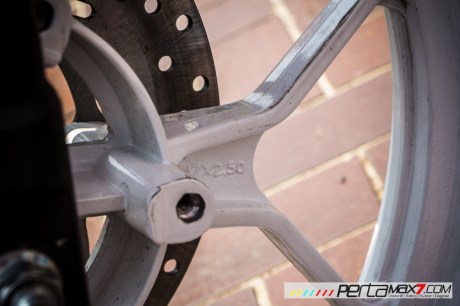 Modifikasi Yamaha R15 pake velg Lebar V-Rossi Ala Yamaha R25 double diskbrake depan ini memang jos 03 Pertamax7.com