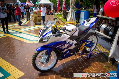 Modifikasi Yamaha R15 pake velg Lebar V-Rossi Ala Yamaha R25 double diskbrake depan ini memang jos 05 Pertamax7.com