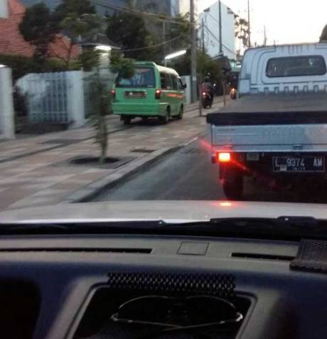 Ngeri,-Motor-dan-Angkok-Naik-Trotoar-di-Surabaya-pertamax7.com-