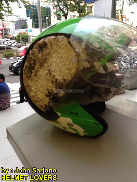Ngilu lihat Helm Gojek di Seret Sedan habis Rata, Bayangin jika kepala ga pake 02 pertamax7.com