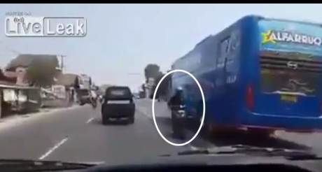 Video Aksi Bus Ngeblong Sampai Makan Motor di jalur lawan arah pertamax7.com