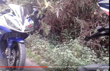 Yamaha-R15-berasap-putih-Saat-di-Geber--Video]-pertamax7.com-