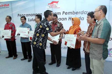 Deputy Head of Corporate Communication AHM Ahmad Muhibbuddin secara simbolis menyerahkan donasi berupa 1 unit sepeda motor Honda dan Special Tools kepada para 16 Kepala Sekolah SMK yang melakukan MOU implementasi program SMK KTSM Honda di Gedung Learning Center PT Mitra Pinasthika Mulia di Sidoarjo (5/12).