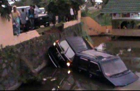 Akibat-Motor-Asal-Potong-Jalan,-Dua-Mobil-Nyebur-Kolam-Di-Sukabumi-pertamax7.com-