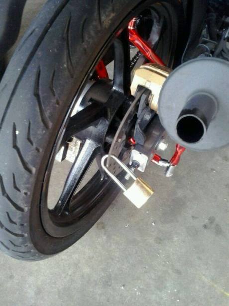 Biar aman motor ini sampai pakai 17 gembok 01 Pertamax7.com