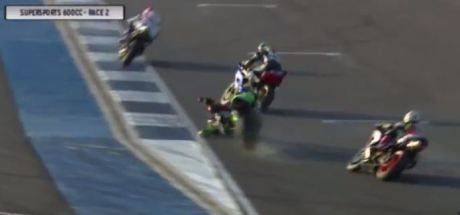 Detik detik yudhistira terjatuh di race 2 final asia road racing championship 2015 kelas supersport 600 cc 02 Pertamax7.com