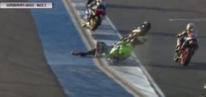 Detik detik yudhistira terjatuh di race 2 final asia road racing championship 2015 kelas supersport 600 cc 03&nbsp;Pertamax7.com