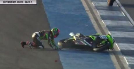 Detik detik yudhistira terjatuh di race 2 final asia road racing championship 2015 kelas supersport 600 cc 05 Pertamax7.com