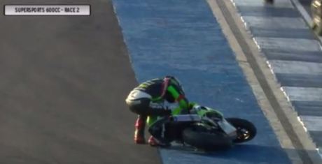 Detik detik yudhistira terjatuh di race 2 final asia road racing championship 2015 kelas supersport 600 cc 06 Pertamax7.com