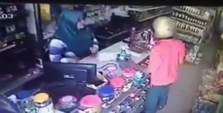 Dirampok pake Parang, Ibu Kasir ini Lawan Pakai Pedang pertamax7.com