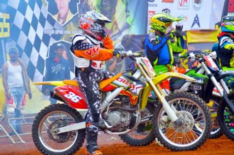 Geber Viar Cross X 250, Piters Tanujaya Sabet Podium di Grand Final Kejurnas MotoCross 2015  pertamax7.com