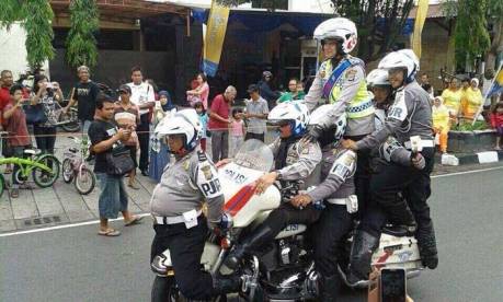 Heboh-Atraksi-8-Polisi-naiki-1-Mogeh-Harley-Davidson,-jangan-Ditiru-om-pertamax7.com-2