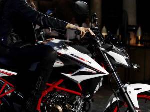 honda-CB150R-special-edition-new-speedy-white-pertamax7.com