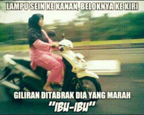 ibu-ibu-naik-motor-sein-ke-kiri-belok-kanan-membahayakan-pertamax7.com-jpg