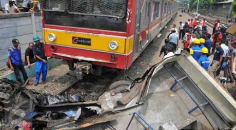 Kecelakaan-Metro-Mini-vs-KRL-di-Muara-Angke-akibat-terobos-perlintasan-kereta-api,-18-meninggal-pertamax7