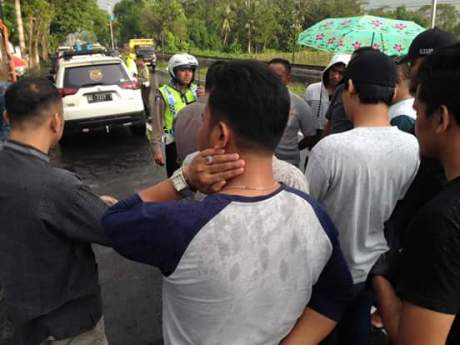 Konvoi Puluhan Mobil Mewah Pajero Sport Di Setop Polres Blitar karena pakai Sirene dan Strobo, Tegas tanpa pandang Bulu... Motor Kapan pertamax7.com 1