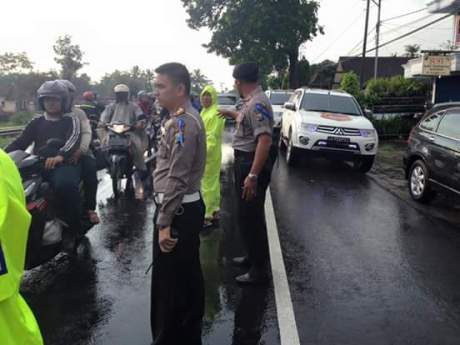 Konvoi Puluhan Mobil Mewah Pajero Sport Di Setop Polres Blitar karena pakai Sirene dan Strobo, Tegas tanpa pandang Bulu... Motor Kapan pertamax7.com