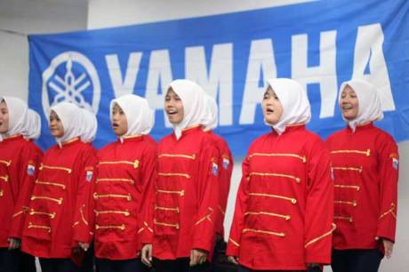 Liputan Anak-anak-Panti-Asuhan-Putra-Utama-3-Tebet-Jakarta-mempersembahkan-nyanyian-lagu-dalam-acara-simbolis-penyerahan-donasi-dari-Yamaha Pertamax7.com