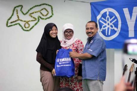 Liputan Simbolis-penyerahan-donasi-uang-tunai-dan-buku-dari-Yamaha-kepada-Panti-Asuhan-Putra-Utama-3-Tebet-Jakarta Pertamax7.com