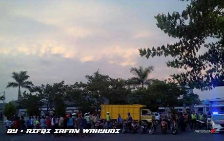 Operasi Cipta Kondisi Ratusan Motor Ban Cacing Tidak Standar Tanpa Kelengkapan Diangkut Truk Di Simpang Lima Gumul Kediri , Ada Yang Nangis 02 Pertamax7.com