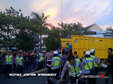 Operasi Cipta Kondisi Ratusan Motor Ban Cacing Tidak Standar Tanpa Kelengkapan Diangkut Truk Di Simpang Lima Gumul Kediri , Ada Yang Nangis 03 Pertamax7.com