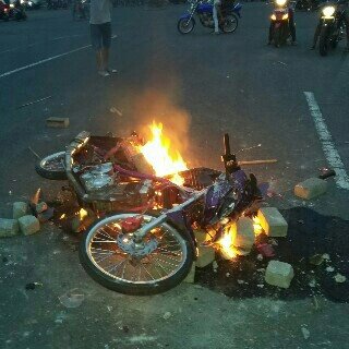 Orang Mabuk Mau Bubarkan Balap Liar Akhirnya Di Masa Dan Suzuki Satria F Ban Cacingnya Dibakar Di Kediri, Bingung Euy 02 Pertamax7.com