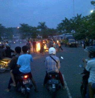 Orang Mabuk Mau Bubarkan Balap Liar Akhirnya Di Masa Dan Suzuki Satria F Ban Cacingnya Dibakar Di Kediri, Bingung Euy 05 Pertamax7.com