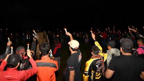 Prosesi penyalaan “lilin perdamaian” diikuti oleh seluruh peserta dilanjutkan dengan doa bersama bagi para sahabat PSJJ yang telah meninggal dunia