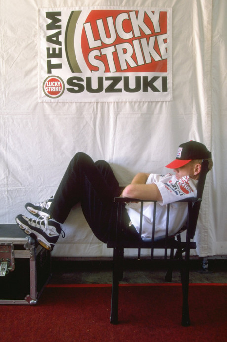 Scott Russell Lucky Strike Suzuki santai di grand prix indonesia 1996 pertamax7.com
