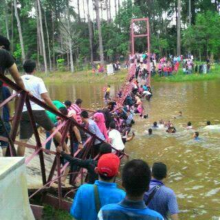 Sudah Di Beri Peringatan Jembatan Gantung Maksimal 40 Orang Kok Masih Ngeyel, Putus dah 01 Pertamax7.com