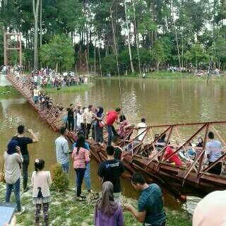 Sudah Di Beri Peringatan Jembatan Gantung Maksimal 40 Orang Kok Masih Ngeyel, Putus dah 03 Pertamax7.com
