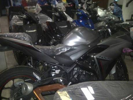 Yamaha R25 ABS warna Baru Abu-abu dan Merah sudah sampai di dealer, Monggo 01 Pertamax7.com