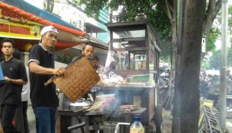Bom Sarinah Tak Usik penjual Sate dan Kopi disekitar TKP, Laris Manis pertamax7.com