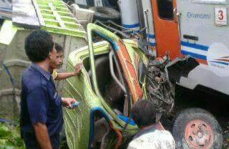 kondisi truk pasir R 1856 DK pasca ditabrak kereta api pasundan di cilacap pertamax7.com