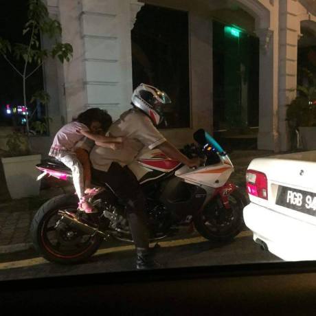 Miris, Seorang Ayah Bonceng 2 anak Pakai Superbike di Malaysia.. Tanpa Helm nampak tidur atau ketakutan pertamax7.com