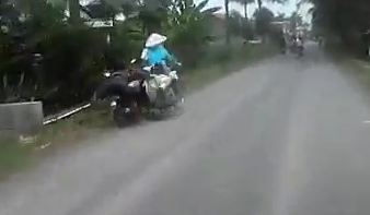 Naik Motor Ugal-Ugalan Bergaya Atraksi oleng Tabrak Orang Tua Sepeda Ontel, Yang Merekam Malah Kabur pertamax7.com