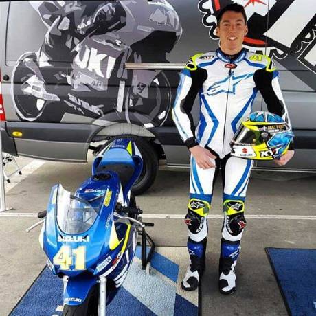 Nih-Wujud-dan-Corak-Helm-KYT-yang-dipakai-Aleix-Espargaro-ada-Logo-Suzuki,-Byee-Ducati-pertamax7--1