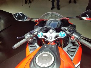 pandangan kokpit stang dan speedometer All New Honda CBR250RR Merah&nbsp;Pertamax7.com